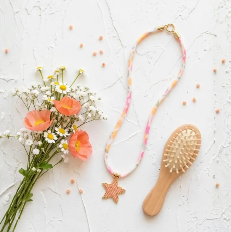 Gargantilla estrella de mar con cordón floral inglés