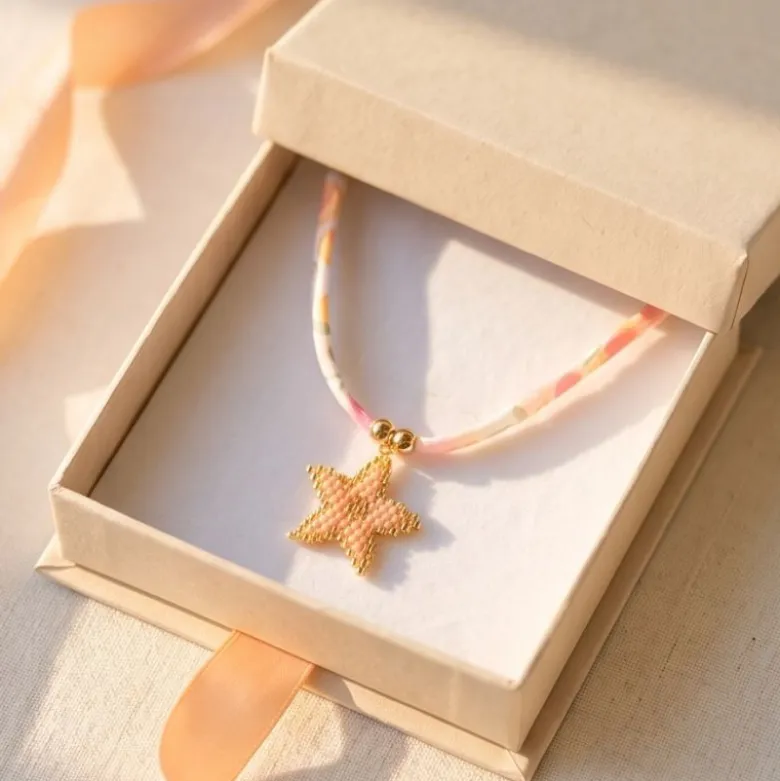 Gargantilla estrella de mar con cordón floral inglés