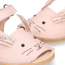 Menorquina CONEJITO ROSA en piel suave y suela flexible.