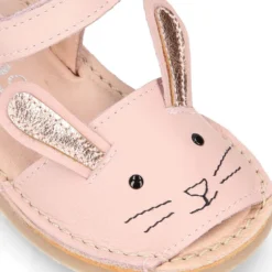 Menorquina CONEJITO ROSA en piel suave y suela flexible.