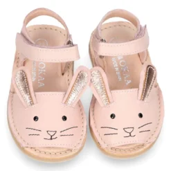 Menorquina CONEJITO ROSA en piel suave y suela flexible.