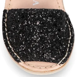 Menorquina niña cierre adherente en piel EXTRA SUAVE con glitter.
