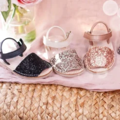 Menorquina niña cierre adherente en piel EXTRA SUAVE con glitter.