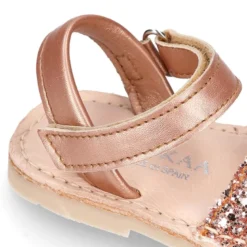 Menorquina niña cierre adherente en piel EXTRA SUAVE con glitter.