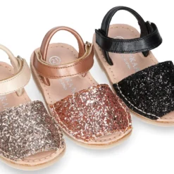 Menorquina niña cierre adherente en piel EXTRA SUAVE con glitter.