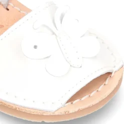 Menorquina niña con hebilla y MARIPOSA en piel charol y suela súper flexible.