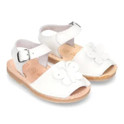 Menorquina niña con hebilla y MARIPOSA en piel charol y suela súper flexible.