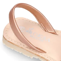 Menorquina niña con tira en piel EXTRA SUAVE con glitter.