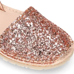 Menorquina niña con tira en piel EXTRA SUAVE con glitter.