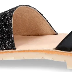 Menorquina niña con tira en piel EXTRA SUAVE con glitter.