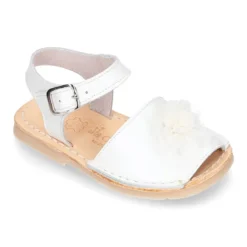Menorquina niñas en piel nacarada con FLOR y suela flexible.