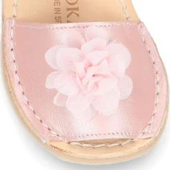 Menorquina niñas en piel nacarada con FLOR y suela flexible.