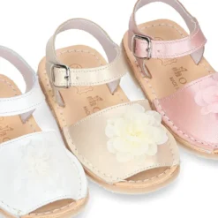 Menorquina niñas en piel nacarada con FLOR y suela flexible.