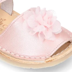 Menorquina niñas en piel nacarada con FLOR y suela flexible.