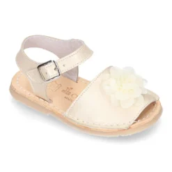 Menorquina niñas en piel nacarada con FLOR y suela flexible.