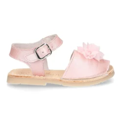 Menorquina niñas en piel nacarada con FLOR y suela flexible.