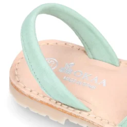 Menorquina niña Tira en piel ante menta con diseño con MARIPOSAS.