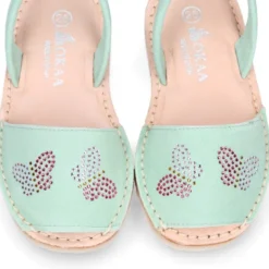 Menorquina niña Tira en piel ante menta con diseño con MARIPOSAS.