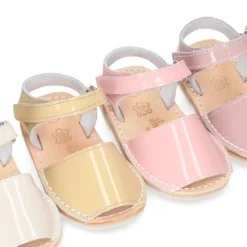 Menorquina niños cierre adherente en piel CHAROL y suela super flexible.