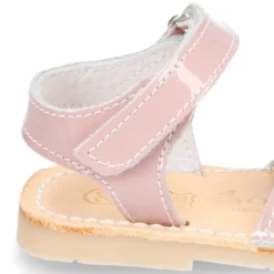 Menorquina niños cierre adherente en piel CHAROL y suela super flexible.