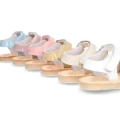 Menorquina niños cierre adherente en piel CHAROL y suela super flexible.