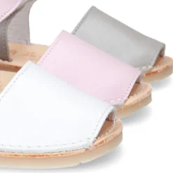 Menorquina niños cierre adherente en piel SUAVE NACARADA y suela flexible.