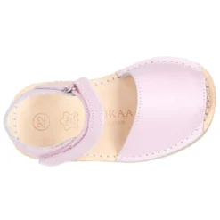 Menorquina niños cierre adherente en piel SUAVE NACARADA y suela flexible.
