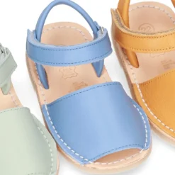 Menorquina niños cierre adherente en piel Napa EXTRA SUAVE y suela flexible.