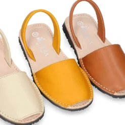 Menorquina niños con tira en piel SUAVE en colores tierra.