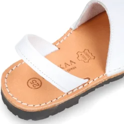 Menorquina niños Tira en piel SUAVE en color blanco.