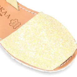 Menorquina tira en piel EXTRA SUAVE con glitter.