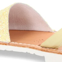 Menorquina tira en piel EXTRA SUAVE con glitter.