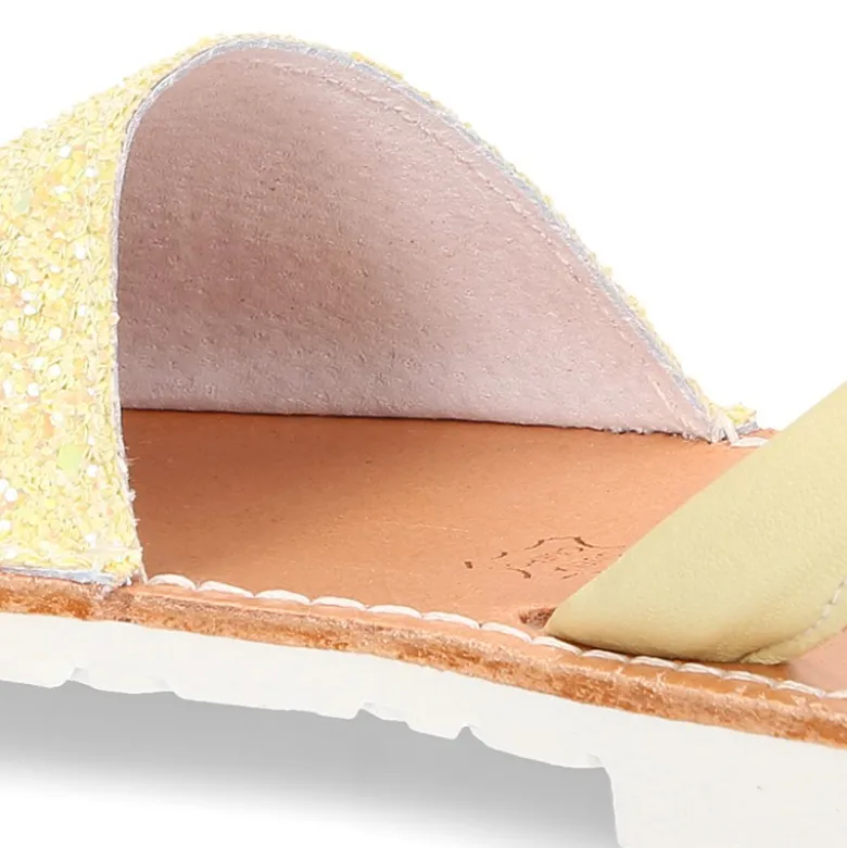 Menorquina tira en piel EXTRA SUAVE con glitter.