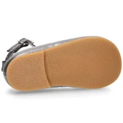 Mercedita abotinada con tiras cruzadas en piel metalizada.
