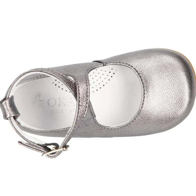 Mercedita abotinada con tiras cruzadas en piel metalizada.