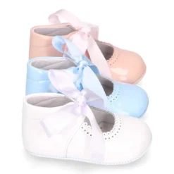 Mercedita angelito bebé niña con LAZO en piel charol.