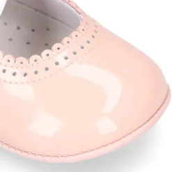 Mercedita angelito bebé niña con LAZO en piel charol.