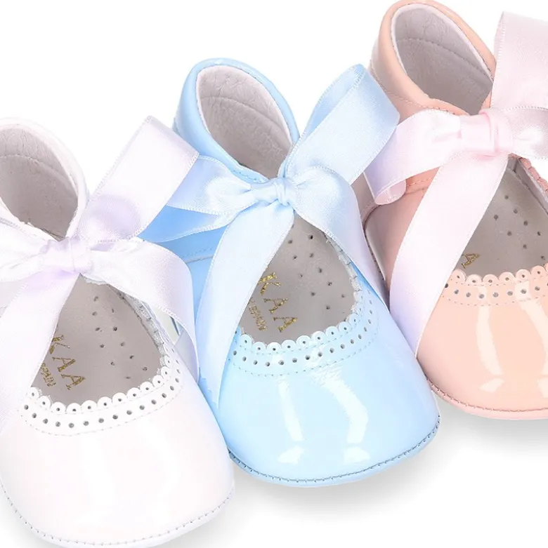 Mercedita angelito bebé niña con LAZO en piel charol.