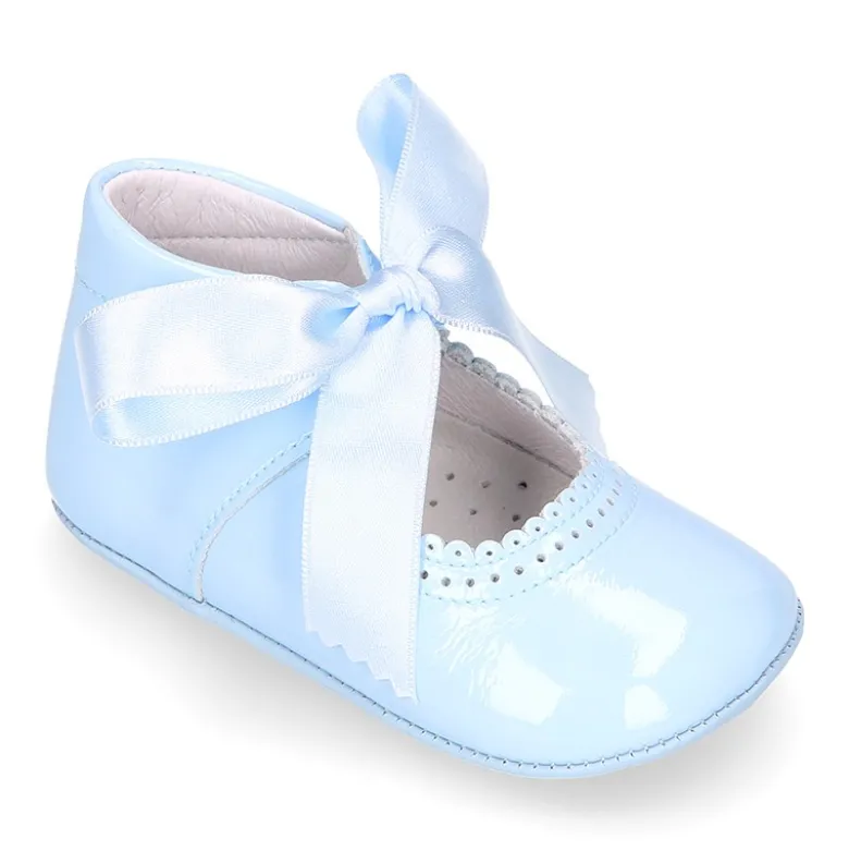 Mercedita angelito bebé niña con LAZO en piel charol.