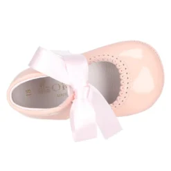 Mercedita angelito bebé niña con LAZO en piel charol.