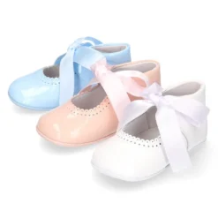 Mercedita angelito bebé niña con LAZO en piel charol.