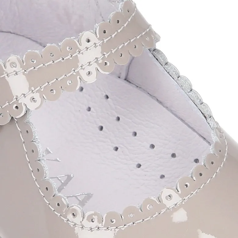 Mercedita bebé con botón y festón en piel charol.