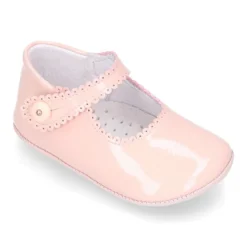 Mercedita bebé con botón y festón en piel charol.