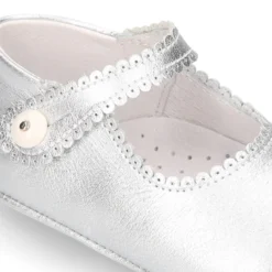 Mercedita bebé con botón y festón en piel METALIZADA.