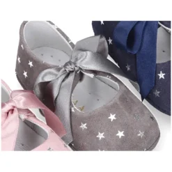 Mercedita bebé con lazo en piel serraje con ESTRELLAS.