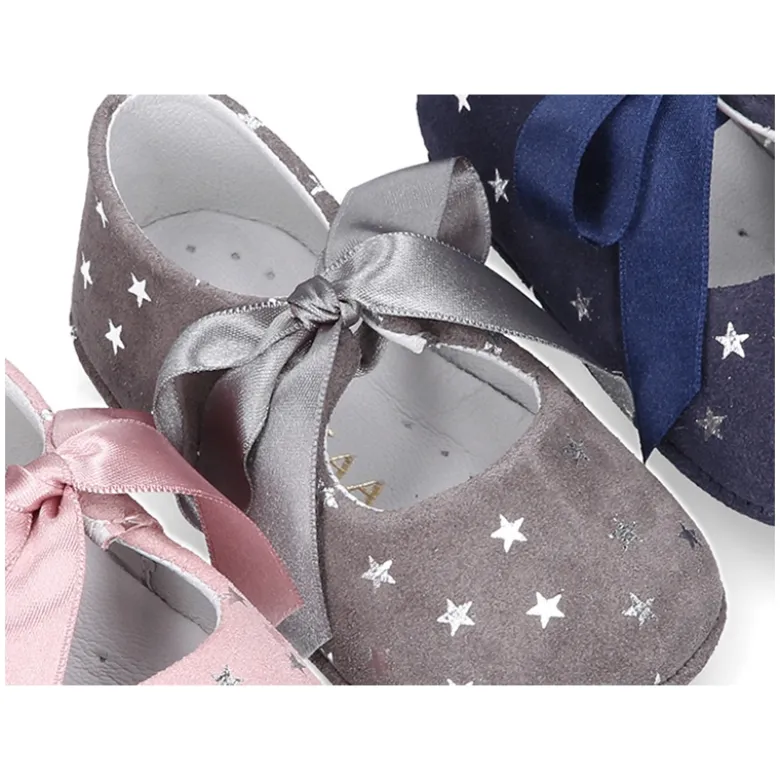 Mercedita bebé con lazo en piel serraje con ESTRELLAS.