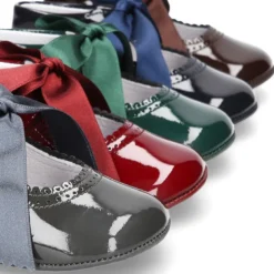 Mercedita bebé con lazo en piel charol.
