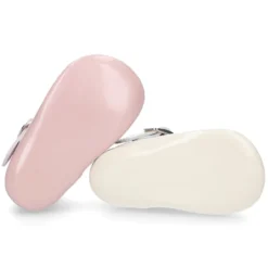 Mercedita bebé niña con hebilla y picados dos uno en piel charol.