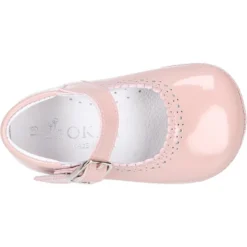 Mercedita bebé niña con hebilla y picados dos uno en piel charol.