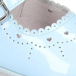 Mercedita bebé niña con hebilla y picados en piel charol.